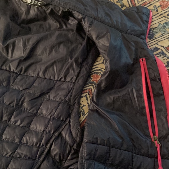 North Face lightweight down vest gently warn LIKE NEW IN GREAT CONDITION! - Picture 4 of 10